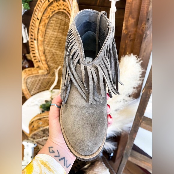 NWT Very G Billie Grey Fringe Vegan Leather Suede Bling Buckle Booties Boots - Picture 4 of 4